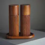 Salz- und Pfeffermühlen Set aus Holz – Manuelle Gewürzmühlen mit Keramikmahlwerk, Einstellbare Mahlstufen, Rutschfestem Design und klarer S&P-Kennzeichnung 16,5cm (MIT Untersetzer)