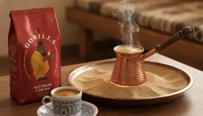 Traditioneller Türkischer Kaffee: Sand und Schaum
